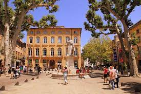 Location à temps complet d’une bureau de 16 m2 loué vide dans le centre ville de Aix-en-provence.