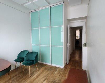 Sous-location 4 jours par semaine d’un bureau de 12,5 m2 loué meublé dans Paris 16.