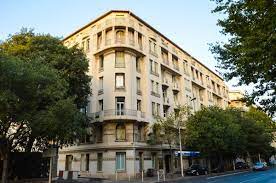 Location d’un bureau de 25 m2 loué vide dans le centre ville de Toulon disponible toutes les matinées de la semaine.
