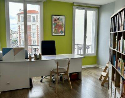 Location à temps plein d’un bureau de 13 m2 dans un cabinet à Courbevoie.